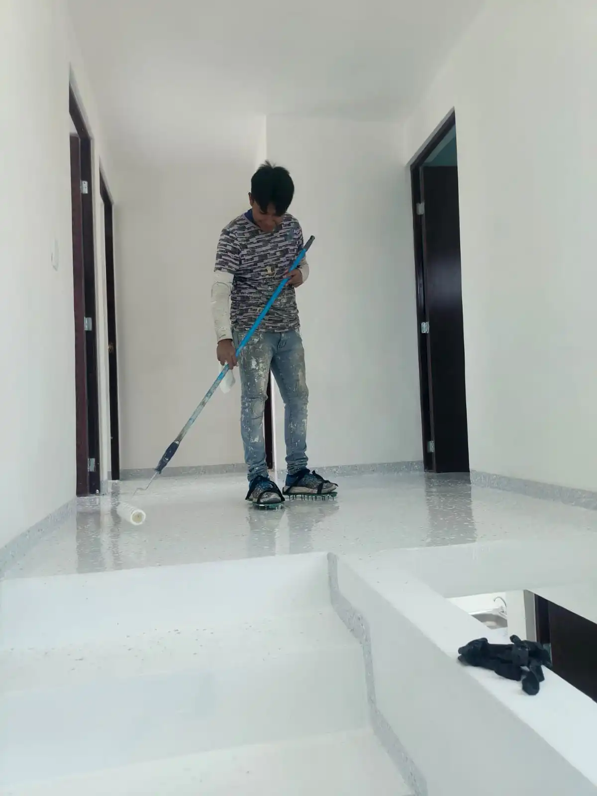 Acabados premium con porcelanato 3D y resinas epóxicas para proyectos exclusivos
